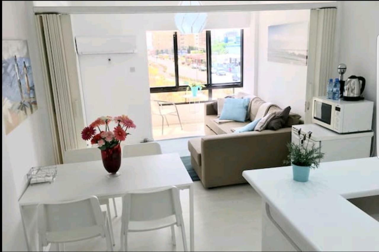 Bettys 1Br Seafront Apt Larnaca Exterior foto